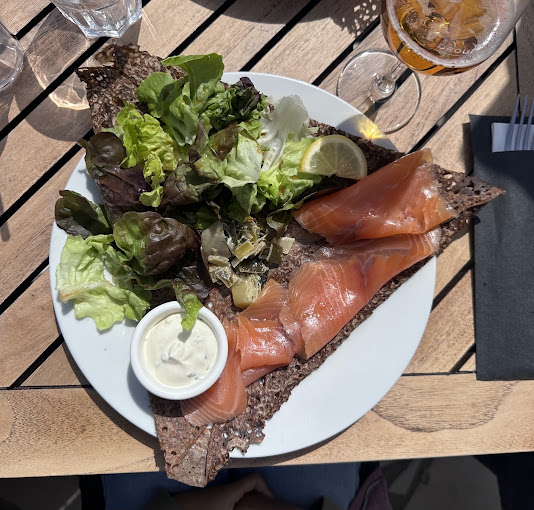 Galette au saumon fumé et salade