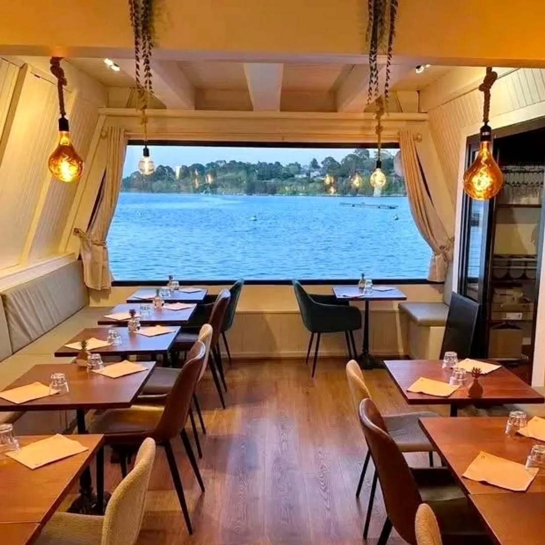 Salle élégante du restaurant avec baie vitrée et vue sur le golfe