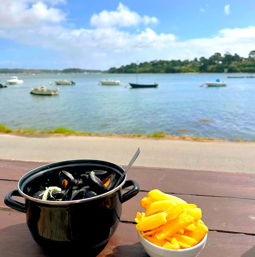 Moules-frites servies face à la mer