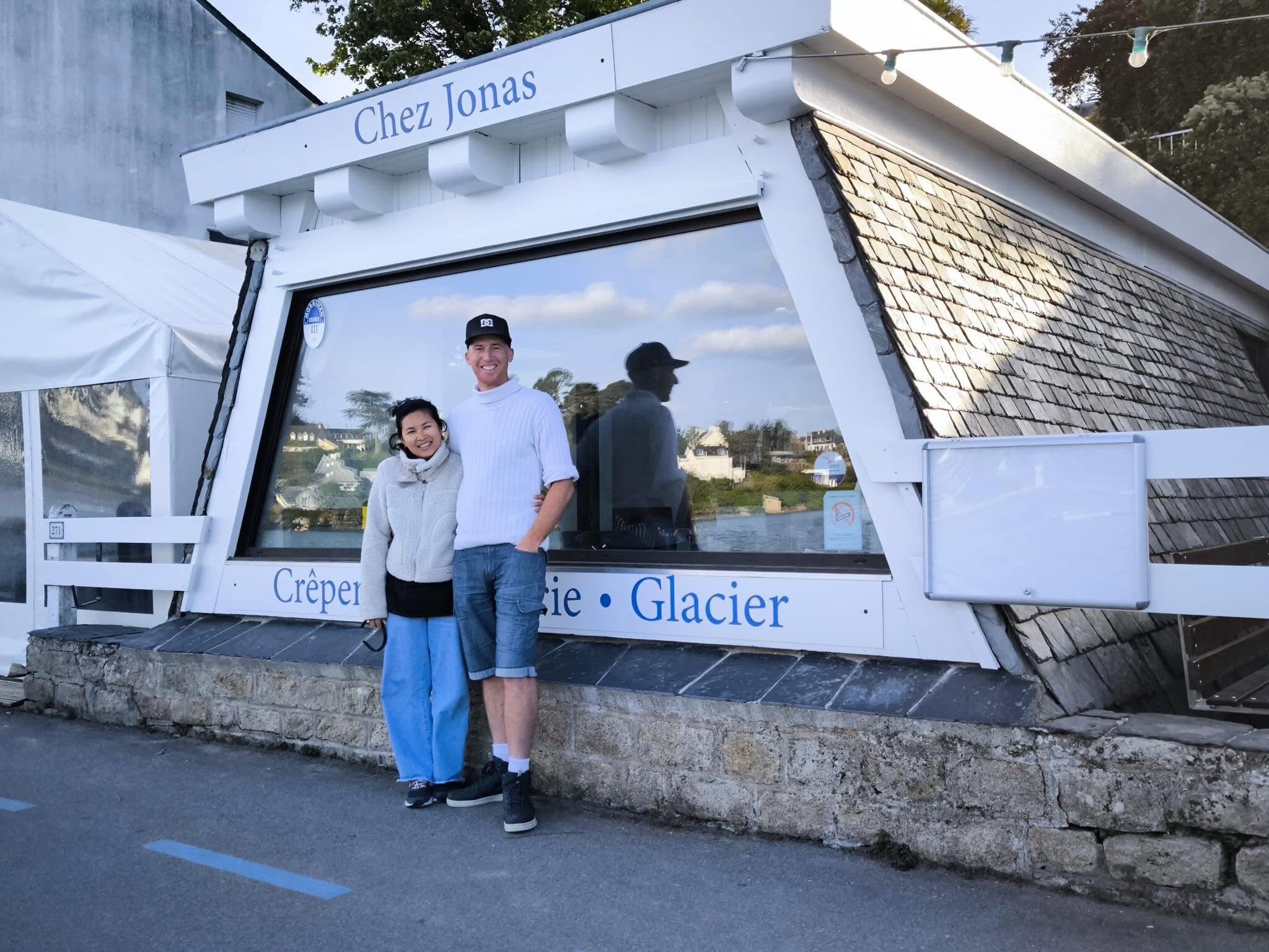 Les propriétaires de Chez Jonas devant le restaurant