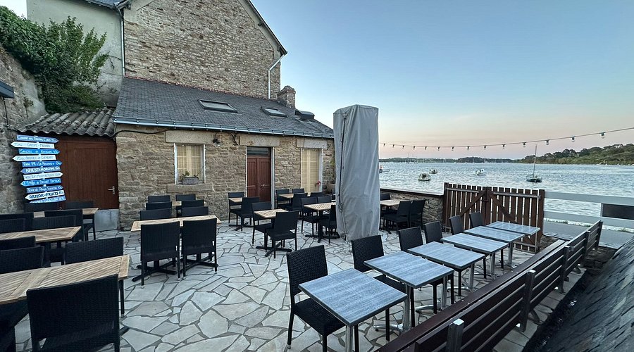 Terrasse dressée face aux bateaux avec vue dégagée